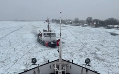 Video: USCG Icebreakers Aid Great Lakes Bulkers as Winter Sets In